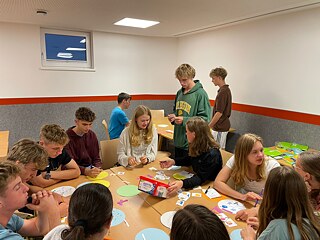 Jugendliche in einem Klassenzimmer