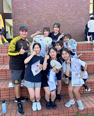 Ein Gruppenfoto mit BvB Trainer Niklas Flechsig und Schülern.