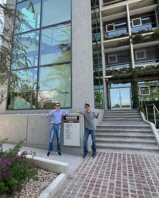 Luis visitando las instalaciones de Kaeser Kompressoren en México.