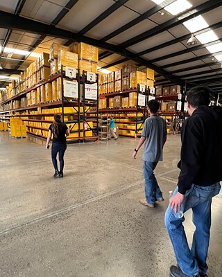 Luis visitando las instalaciones de Kaeser Kompressoren en México.