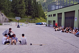 Jugendliche führen einen Sketch auf.
