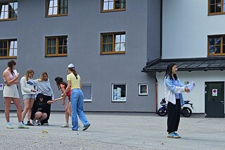 Jugendliche führen einen Sketch auf.