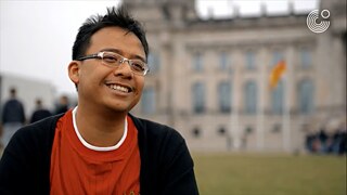 Imam steht vor einem Regierungsgebäude