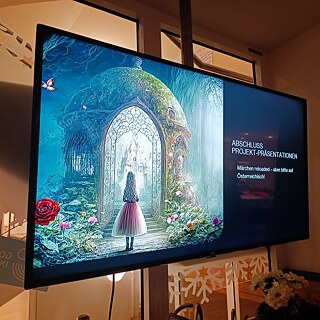 Ein Bildschirm zeigt eine Präsentation.