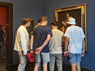 Jugendliche vor einem Gemälde in der Bremer Kunsthalle