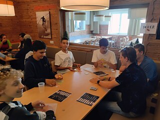 Jugendliche spielen Karten.