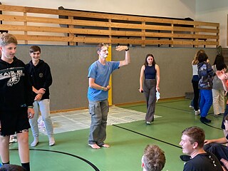 Jugendliche in einer Turnhalle