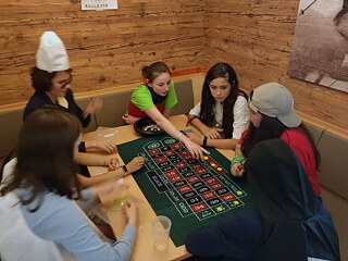 Jugendliche spielen Roulette.