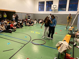 Jugendliche beim Wettkampf in einer Turnhalle