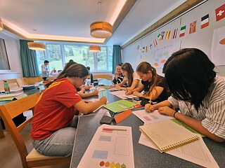 Jugendliche ergänzen Arbeitsblätter.