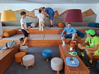 Jugendliche in einem Raum