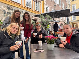 Junge Menschen in einem Café in Salzburg