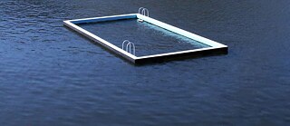 Kunstiteos „Pool“ ujub vees. Installatsioon on puust raamiga, mis kujutab avaliku basseini siluetti.