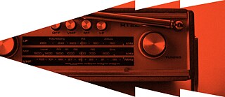 Altes Radio in Rottönen mit Anzeige und Knöpfen, das eine heutige Universitätsradio repräsentiert.