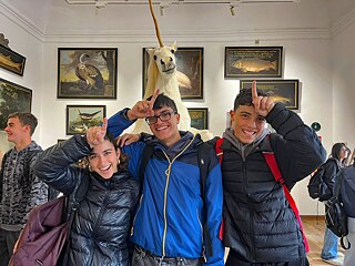 Jugendliche im Schlossmuseum Hellbrunn vor dem Einhorn