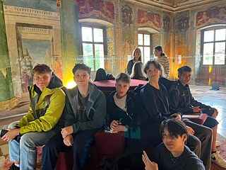 Jugendliche in einem prunkvollen Raum im Schloss Hellbrunn