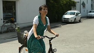 Die junge Frau Nevin fährt mit dem Fahrrad.