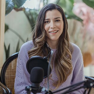 Frau nimmt Podcast auf