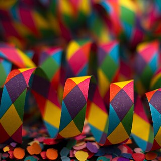 Bunte Luftschlangen und Confetti