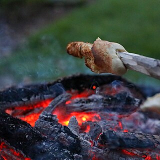 Stockbrot über Kohlefeuer