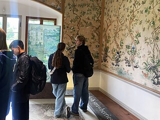 Jugendliche im Museum Hellbrunn