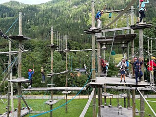 Jugendliche im Hochseilgarten