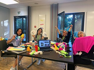 Jugendliche basteln.