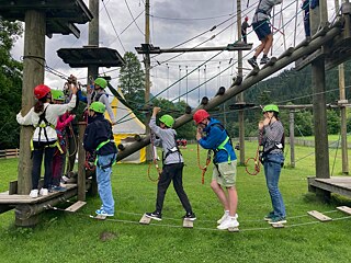 Jugendliche im Hochseilgarten