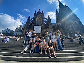 Jugendliche vor dem Kölner Dom.