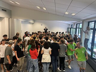 Jugendliche amüsieren sich in einem großen Raum.