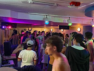 Jugendliche feiern maskiert.