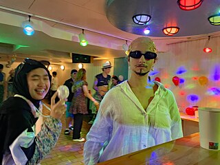 Jugendliche feiern maskiert.