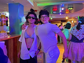 Jugendliche feiern maskiert.