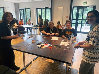 Jugendliche basteln.