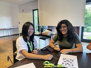 Jugendliche basteln.