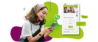 Eine Frau nimmt über ihr Smartphone an einem Kurs teil.