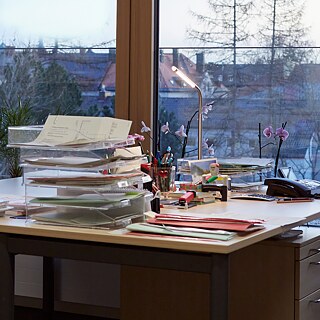 Schreibtisch vor einem Fenster