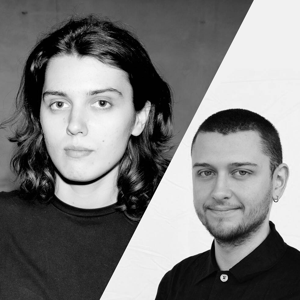 Noti Sara bilan porno Pussy oyoqlari keng yoyilgan bilan turgan