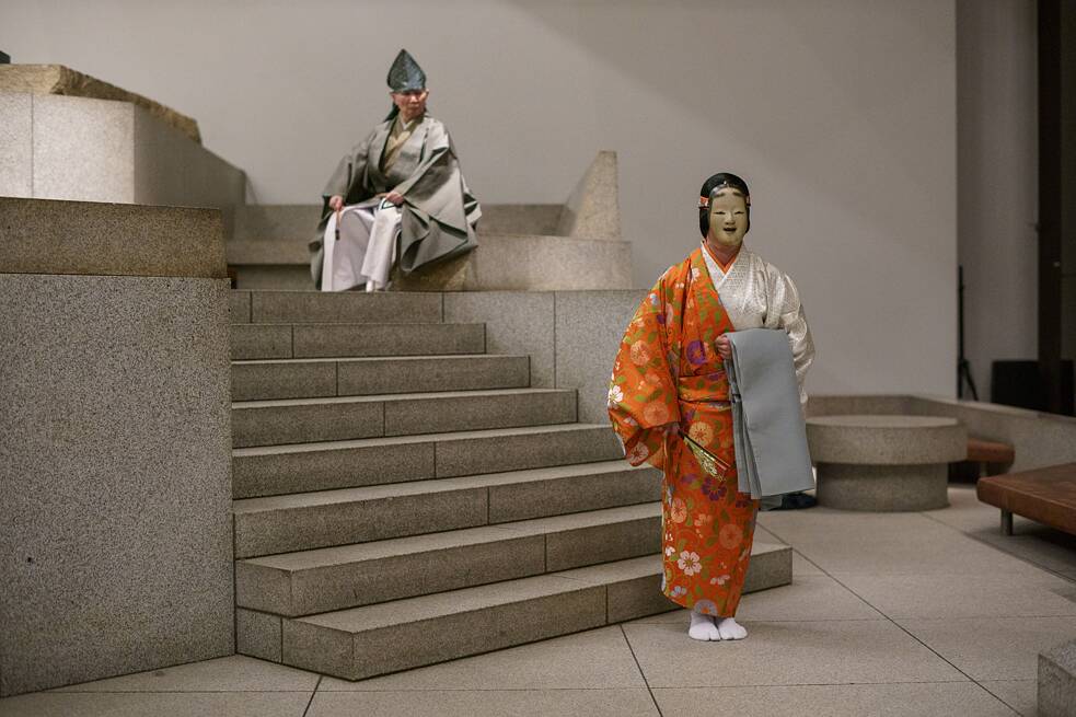 Presentación de Noh contemporáneo de Shiori Watanabe durante la cuarta “Invocación” de la 36.ª Bienal de São Paulo. Sogetsu Kaikan, Tokio, Japón, abril de 2025.