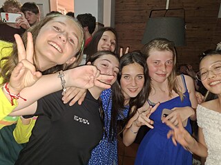 Jugendliche feiern.