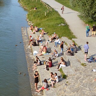 Menschen an einem Flussufer