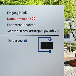 Schild vor einem Krankenhaus