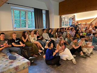 Interessiert blickende Jugendliche