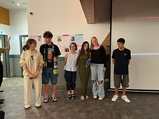 Eine kleine Gruppe Jugendlicher