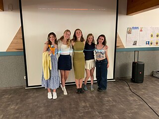 Jugendliche präsetieren eine Auszeichnung.