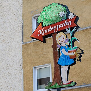 Schild mit Aufschrift "Kindergarten"