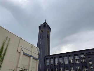Backsteinturm des Wirkbaus mit grauem Himmel im Hintergrund