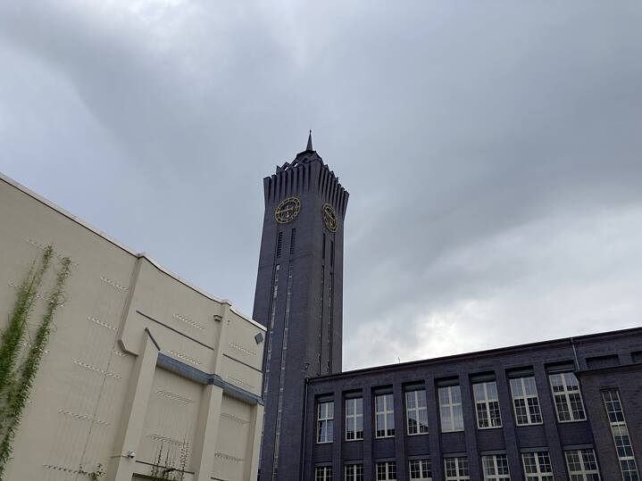 Backsteinturm des Wirkbaus mit grauem Himmel im Hintergrund