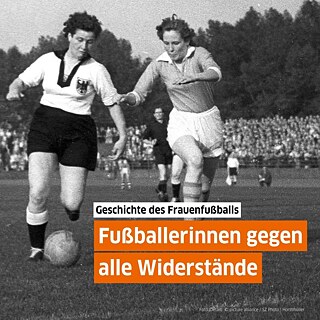 Zwei Frauen spielen Fußball auf einem schwarz-weißem Foto