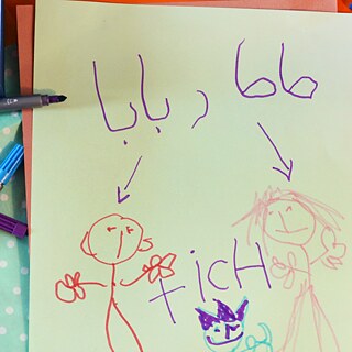 Kinderzeichnung mit zwei großen und einer kleinen Strichfigur